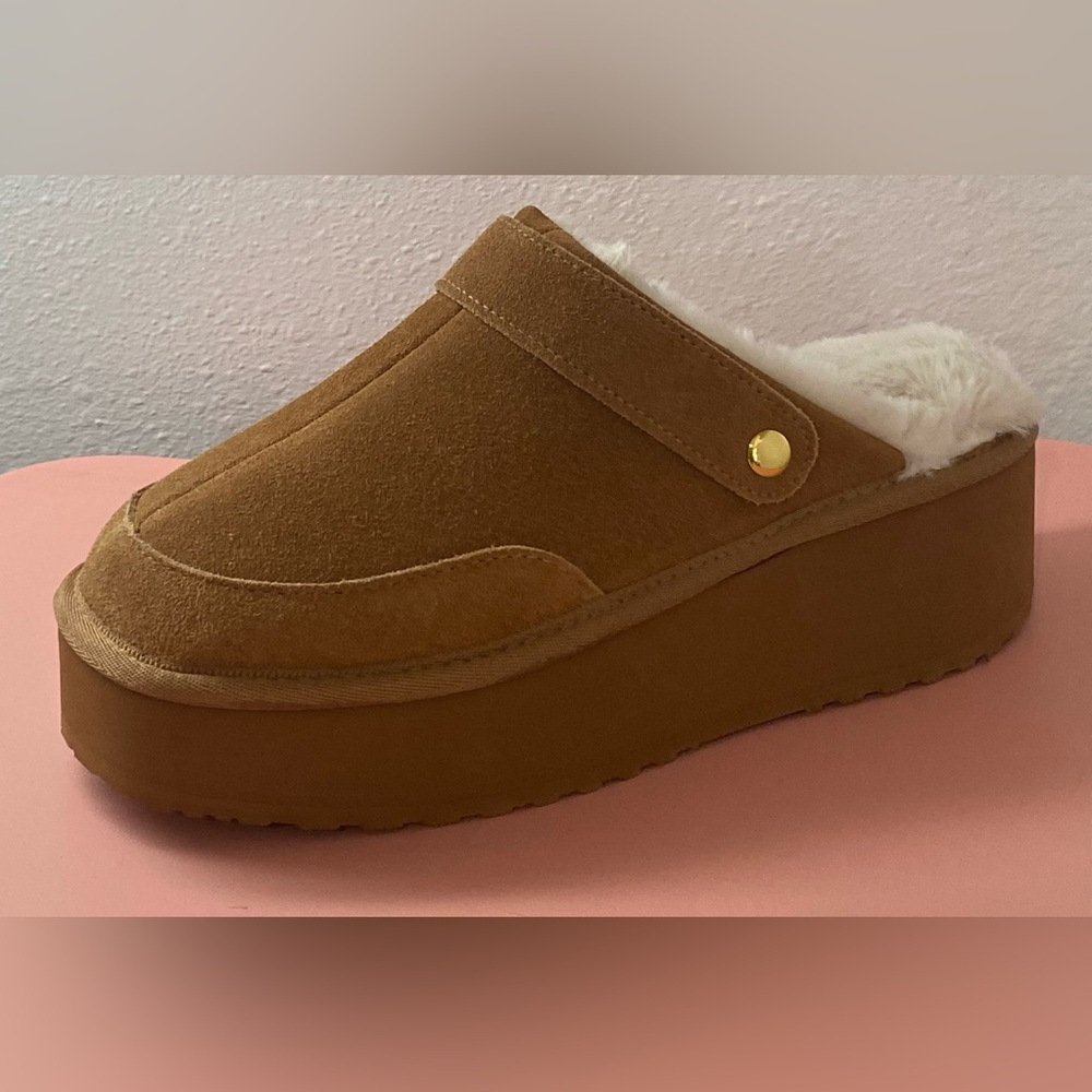 NWT-WOMENS PLATFORM SUEDE MULES